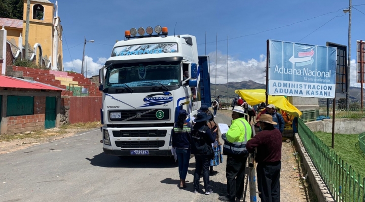 Aduana reporta que la ruta alterna de Kasani ya es utilizada por los primeros camiones