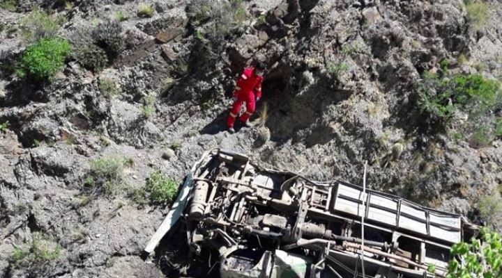Reportan tres muertos tras embarrancamiento de una camioneta en ruta La Paz-Yungas
