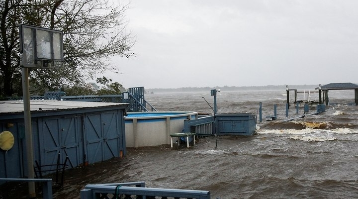 Florence llega a la costa este de EEUU, causa inundaciones y cortes de energía eléctrica