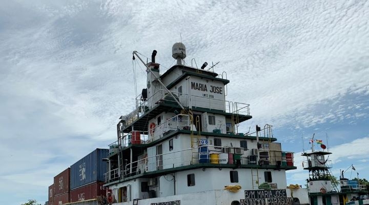Arriba el primer buque con 82 contenedores al Puerto Jennefer, ubicado sobre el canal Tamengo