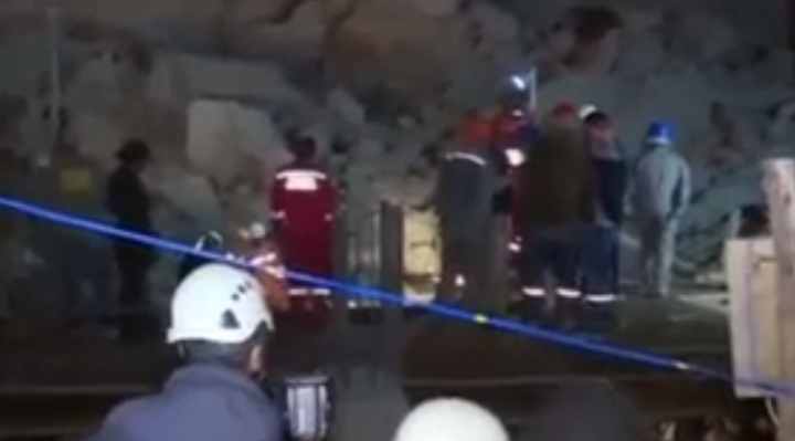 Caída de talud en una construcción en la zona Sur sepulta a 3 obreros; uno es rescatado