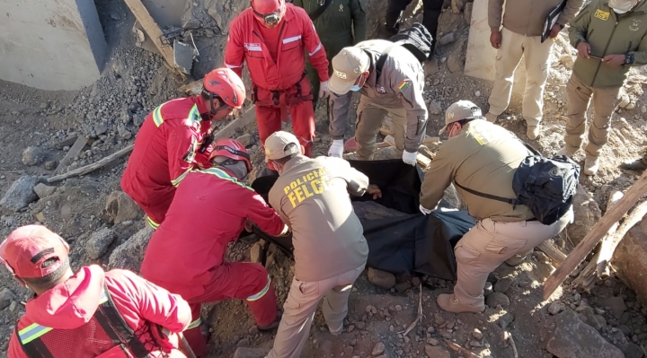 Tras 24 horas, rescatan los cuerpos de los 2 obreros que fueron sepultados en la zona Sur