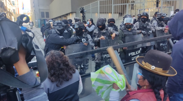 Sector salud protesta en el centro paceño; piden al Gobernador de La Paz atender sus demandas