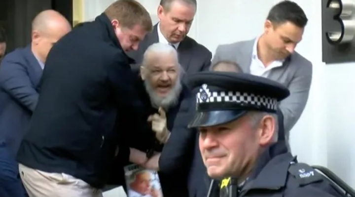 Policía británica detiene a Assange en Londres y existe riesgo de que sea extraditado a EEUU