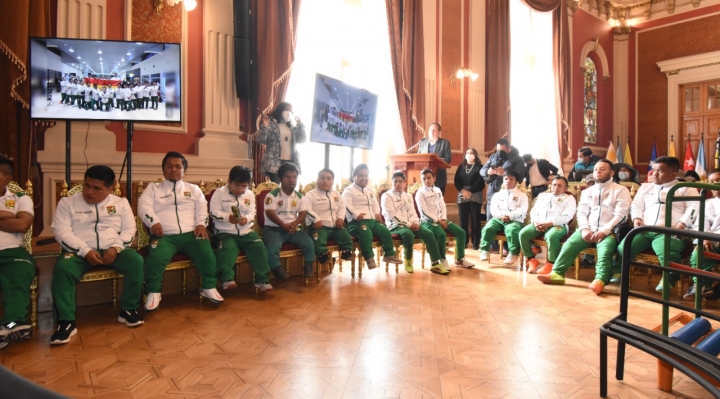 Arias entrega reconocimientos a Selección Boliviana de Fútbol Talla Baja 