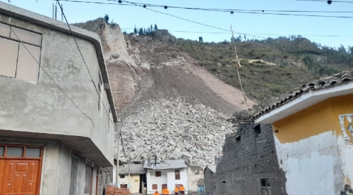 VIDEOS: Derrumbe de un cerro en Perú provocó pánico en los habitantes de Áncash