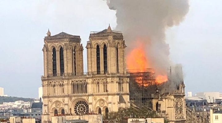Notre Dame: un gran incendio en la catedral de París provoca la caída de una de sus emblemáticas torres