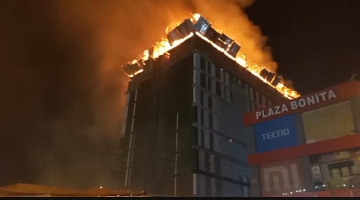 Voraz incendio destruye la última planta de un edificio en el centro de La Paz