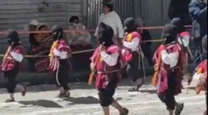 Polémica por video de un desfile de niños encapuchados y con armas de juguete en El Alto