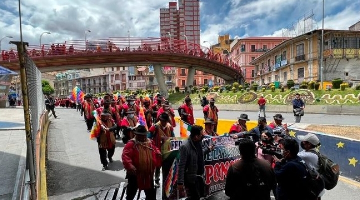 Ponchos rojos de Omasuyos, otrora leales al MAS, cercan a Arce, exigen obras y un "cuartel indígena-sindical" 