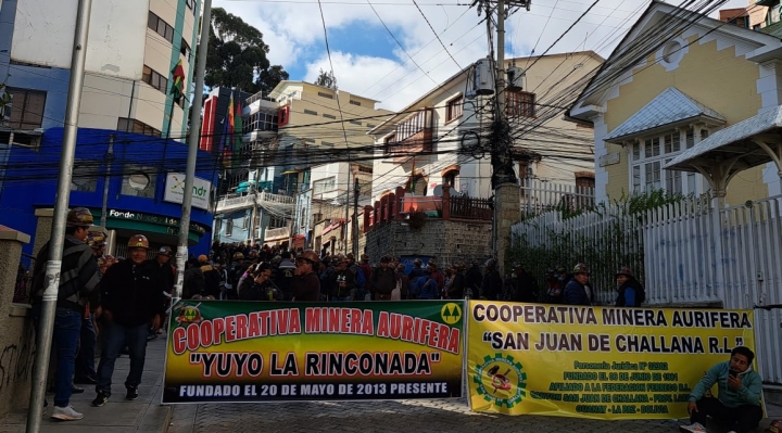 Mineros auríferos usan dinamitas y bloquean el centro paceño