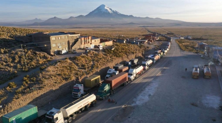 Transporte internacional bloquea en Cochabamba y Gobierno flexibiliza salida de productos vetados para la exportación 