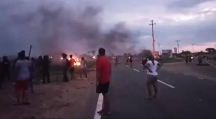 Caravana del MAS se enfrenta a pobladores de San Carlos y ahora se dirige a Santa Cruz