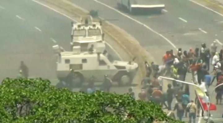 Tensión en Venezuela: Reportan primeros heridos por bala y una tanqueta arrolla manifestantes
