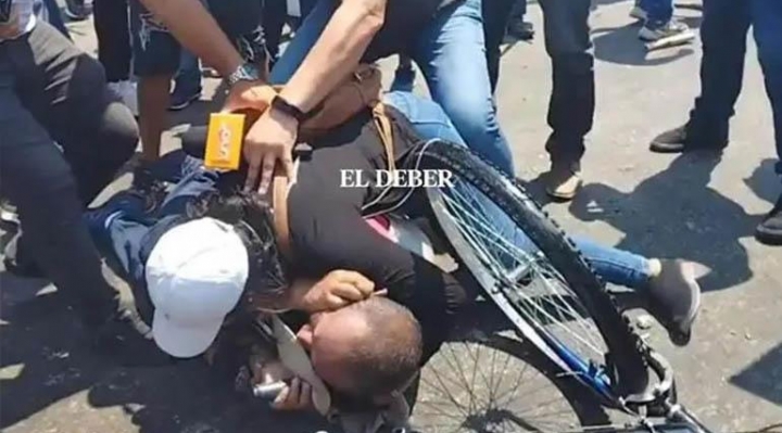 Periodistas repudian “extrema violencia” de grupos de choque del MAS contra reporteros en Santa Cruz