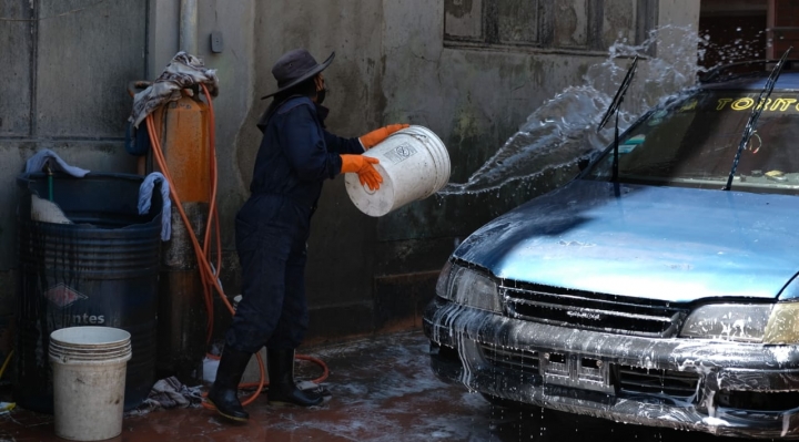 En La Paz intervienen 17 lavaderos de autos y notifican a 9 clandestinos
