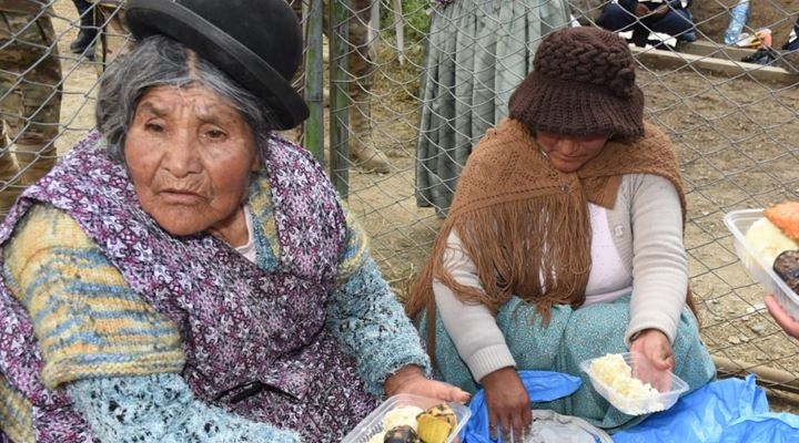 Una mujer de Huarina hace furor con plato de pescados: “Es gratis, coman, coman” dijo a los damnificados