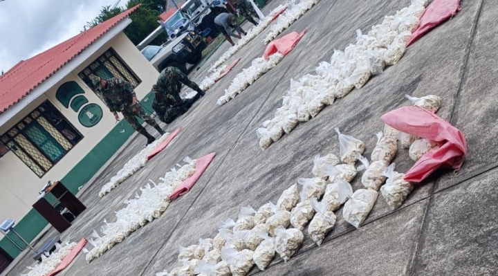 Fiscalía investiga hallazgo de más de 700 kilos de cocaína, armas y municiones en Villa Tunari