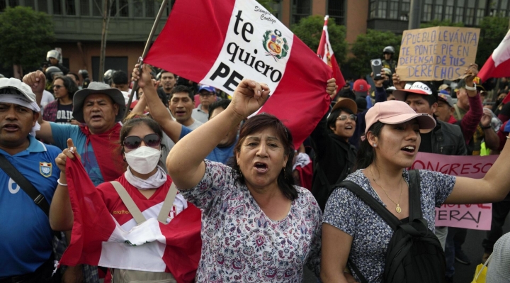 Carlos Mesa señala que los peruanos deben resolver su crisis sin intromisión externa