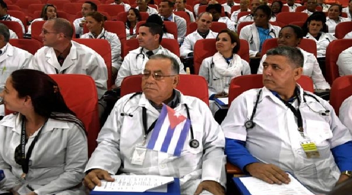 El mundo oculto de los médicos cubanos que son enviados a trabajar al extranjero