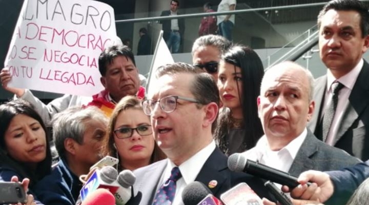Senadores de Demócratas se encaran con Almagro y su asesor los tilda de "ignorantes y fanáticos"