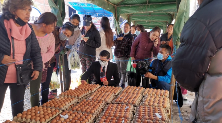 Feria del “campo a la olla” termina en largas filas y peleas por maples de huevos