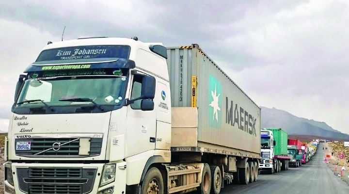 Aduana denuncia que Chile deja pasar camiones con contrabando a territorio boliviano