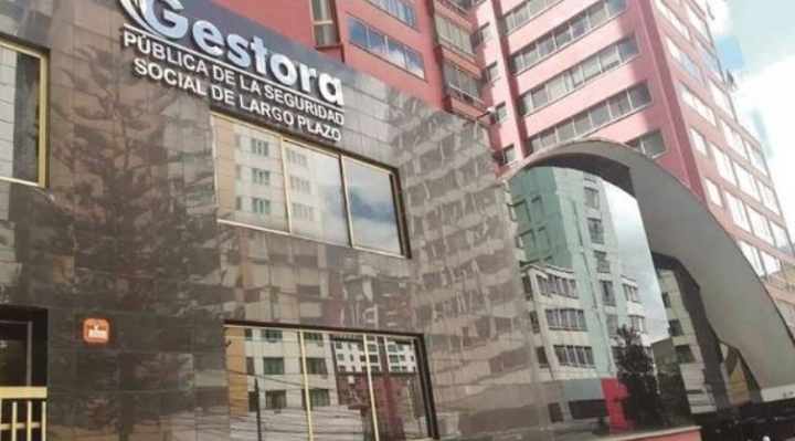 El sistema de pensiones en Bolivia enfrenta riesgo de sostenibilidad y temores de uso político