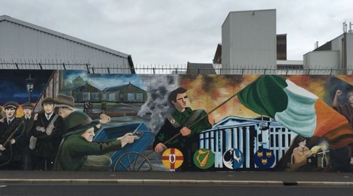 Irlanda del Norte: los muros de acero y concreto que separan a católicos y protestantes en pleno siglo XXI