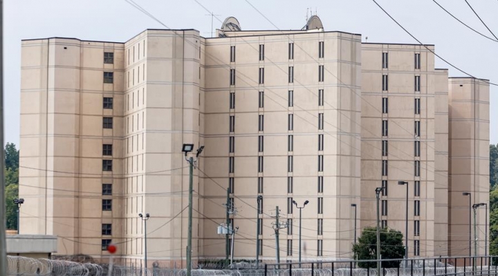 Fulton: La cárcel peligrosa y sobrepoblada donde Trump será procesado por intento de fraude