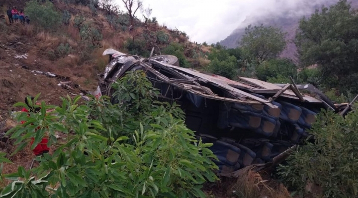 Caída de autobús a un abismo en el sur del Perú deja 24 fallecidos