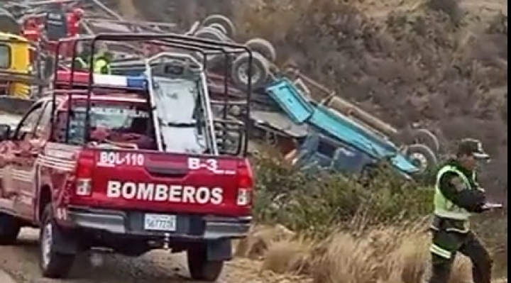 Una triple colisión en la carretera Cochabamba-Santa Cruz dejó un fallecido y tres heridos