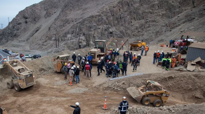 Rescatan a un minero en Chile, otro falleció y un tercero es buscado