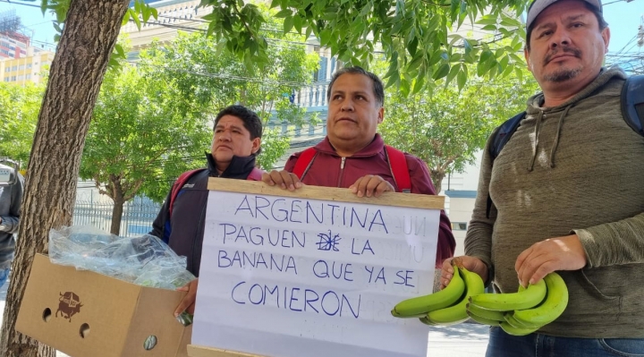 Bananeros protestan frente a la embajada Argentina por deuda de $us 12 millones