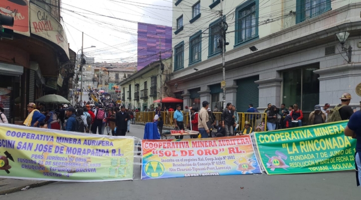 Marchas, vigilias y bloqueos colapsan la ciudad de La Paz