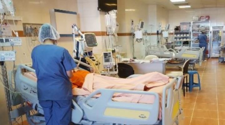 Dos médicos se encuentran en terapia intensiva afectados por posible “enfermedad vírica”