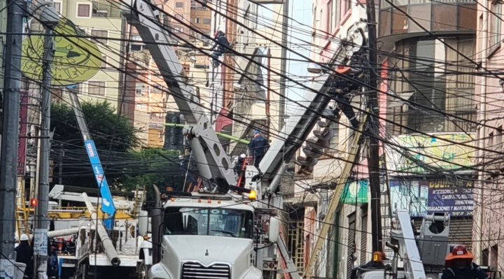 Inician operativo para el retiro de cables en desuso en la ciudad de La Paz