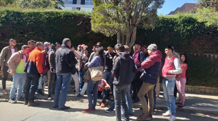Cientos de venezolanos hacen cola frente al Consulado de Chile para obtener una visa de ingreso a ese país