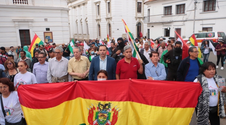 Masiva marcha rechaza a magistrados autoprorrogados en Sucre y anuncia que protestas se trasladarán a La Paz