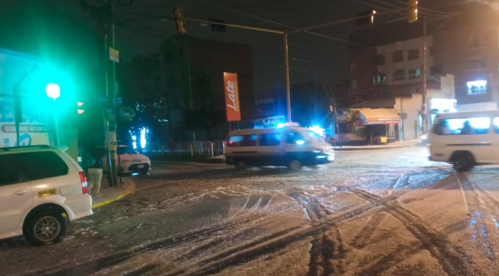 Torrencial Lluvia Cae Sobre La Ciudad De La Paz Y Las Calles Son ...