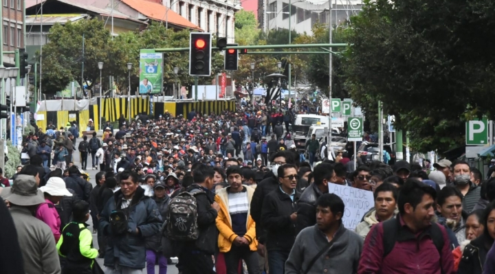 Choferes interciudad marchan para presionar que se les deje circular con más vehículos en La Paz