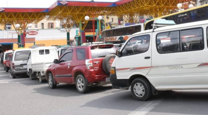 Las filas de vehículos en las estaciones de servicio son menores a días anteriores