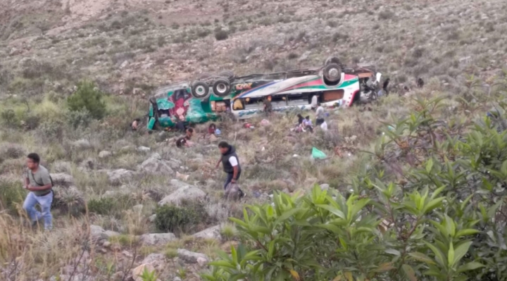 Bus se embarranca en la ruta Cochabamba-Sucre; tres personas mueren y 25 quedan heridas 