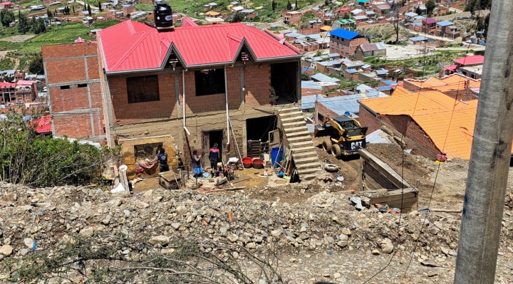 20 familias damnificadas por mazamorra en urbanización Arco Iris de Achocalla se refugian en la sede social