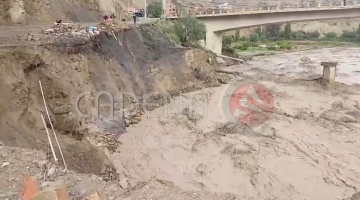 Puente en Lipari está a punto de colapsar por el fuerte caudal del río La Paz