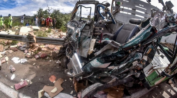 Reportan 3 fallecidos y 2 heridos tras choque de dos camiones en carretera Cochabamba - Santa Cruz
