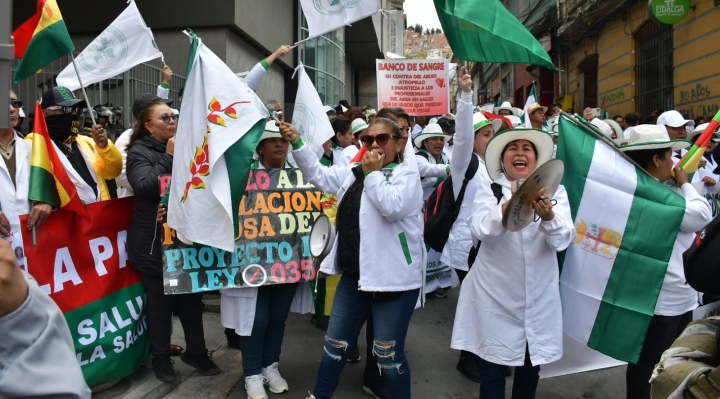 Profesionales en salud marchan en La Paz  contra “jubilación forzosa” a los 65