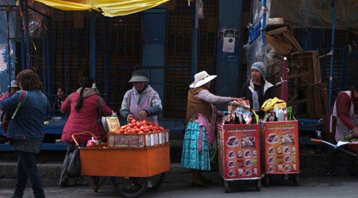 La brecha salarial de género y la informalidad en el trabajo de la mujer, temas pendientes en Bolivia