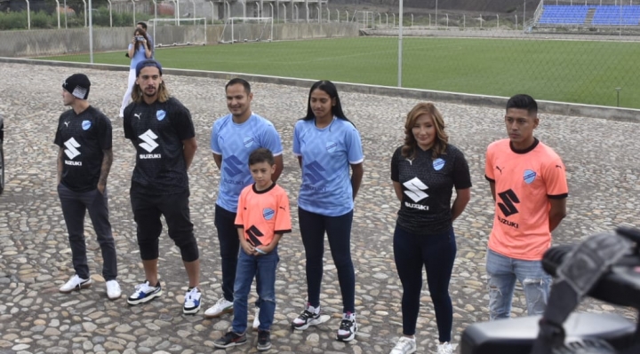Bolívar presenta su camiseta celeste remozada y dos alternas con negro predominante 