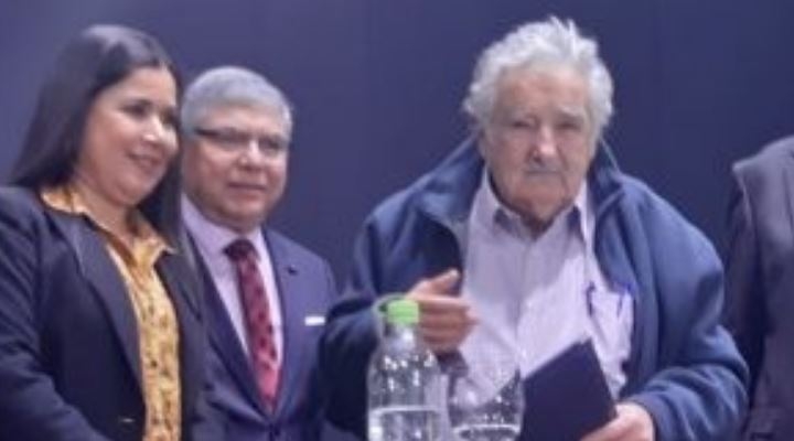 Mujica llega al país y elude dar una respuesta que ponga en entredicho a su “amigo” Evo